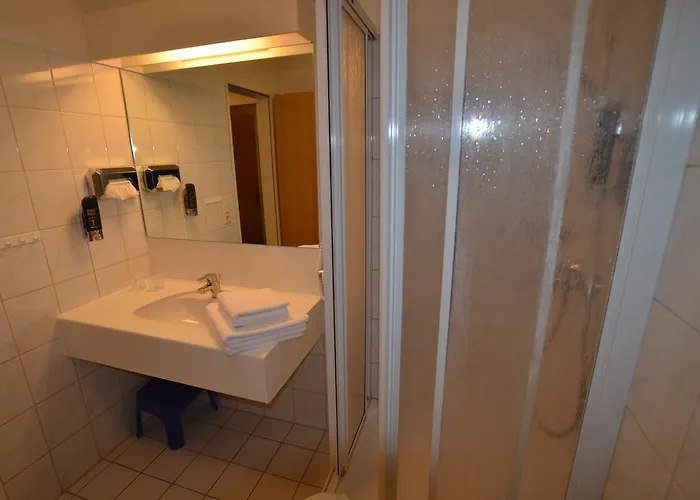 2 Im Haus Huehnergott